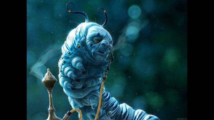 Крупная зеленая гусеница