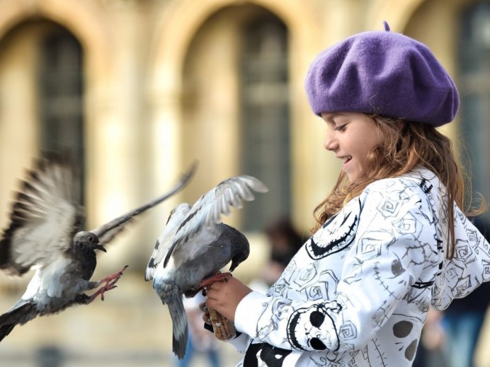 Воробей с открытым клювом