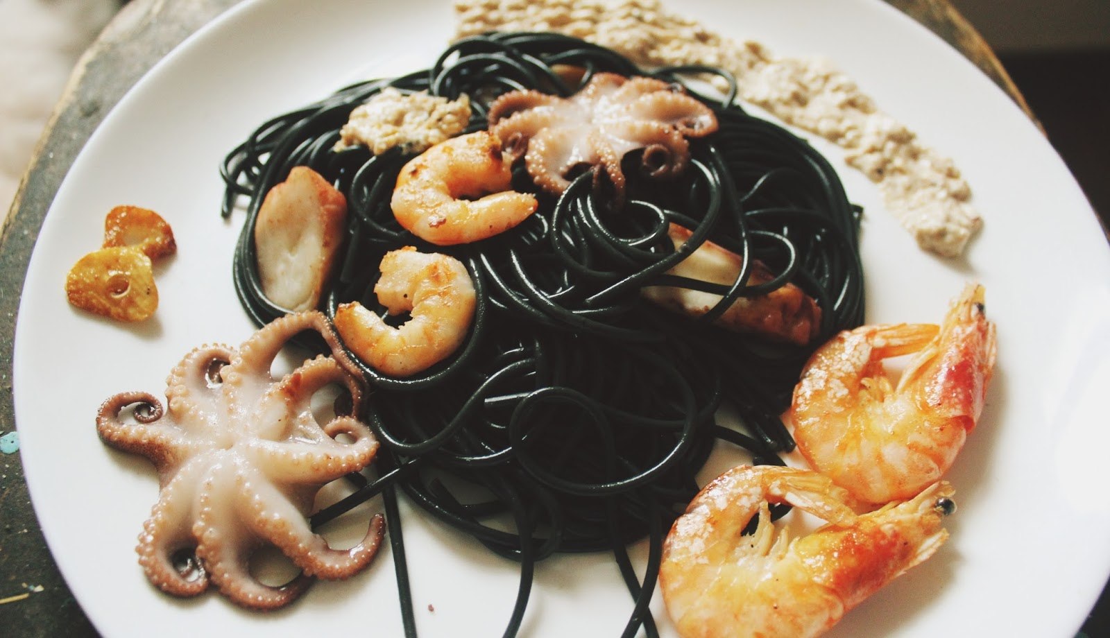 Паста с каракатицей. Паста черная каракатица с морепродуктами. Спагетти Неро с морепродуктами. Паста Неро с морепродуктами. Лапша черная каракатица.