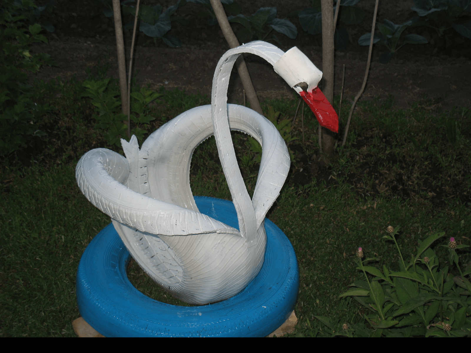 Лебедь–кашпо для сада своими руками из гипса мастер класс | Сад, Экзотические цветы, Клеенка