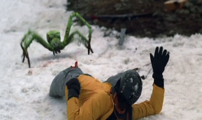 Человек паук из снега