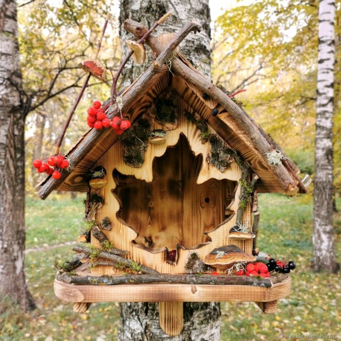 Деревянная кормушка для птиц