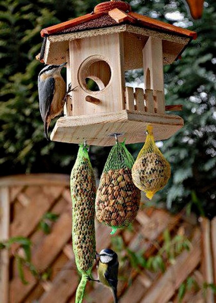 Деревянная кормушка