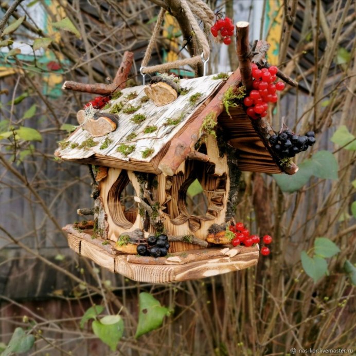 Деревянная кормушка