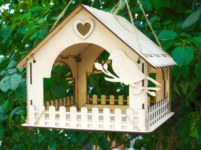 Кормушка для птиц из дерева