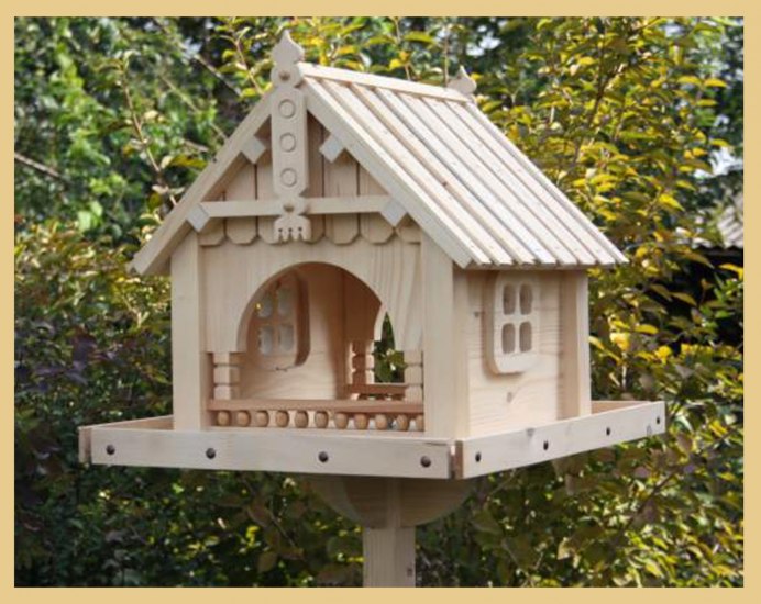 Деревянная кормушка