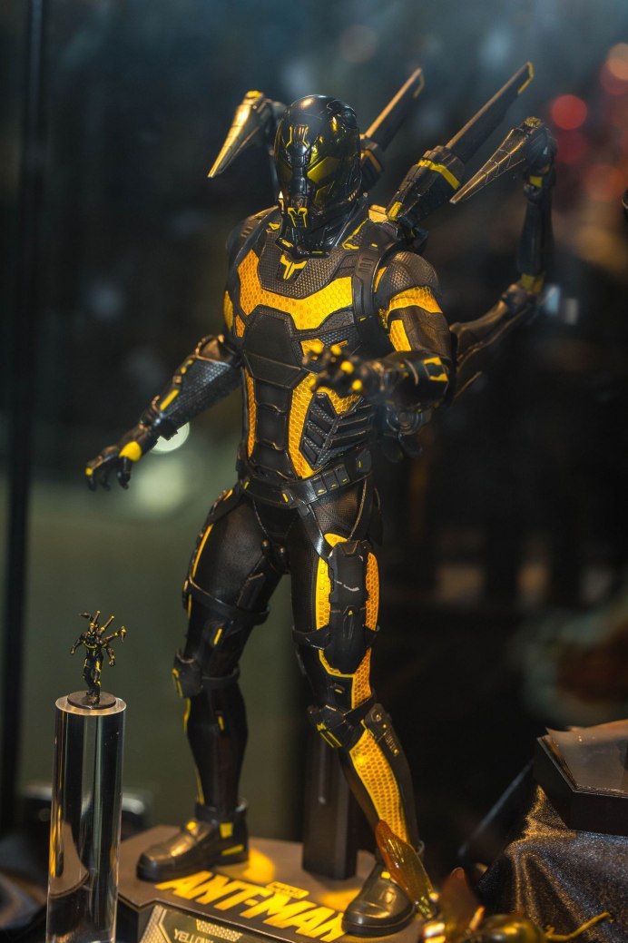 Hot Toys желтый Шершень