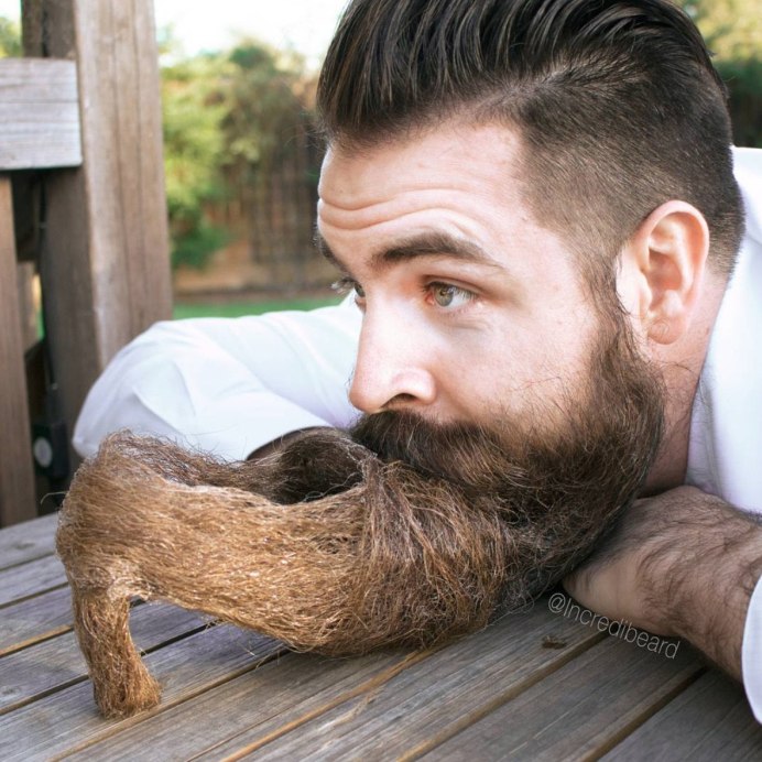 Мужчина с котенком