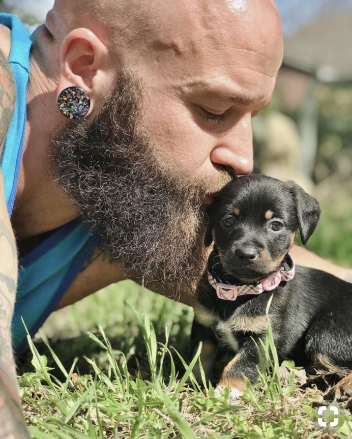 Мужчина с бородой и очками