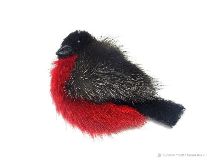 Брошь Снегирь из меха и кожи