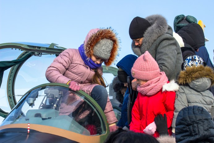 Весенние птицы в полете