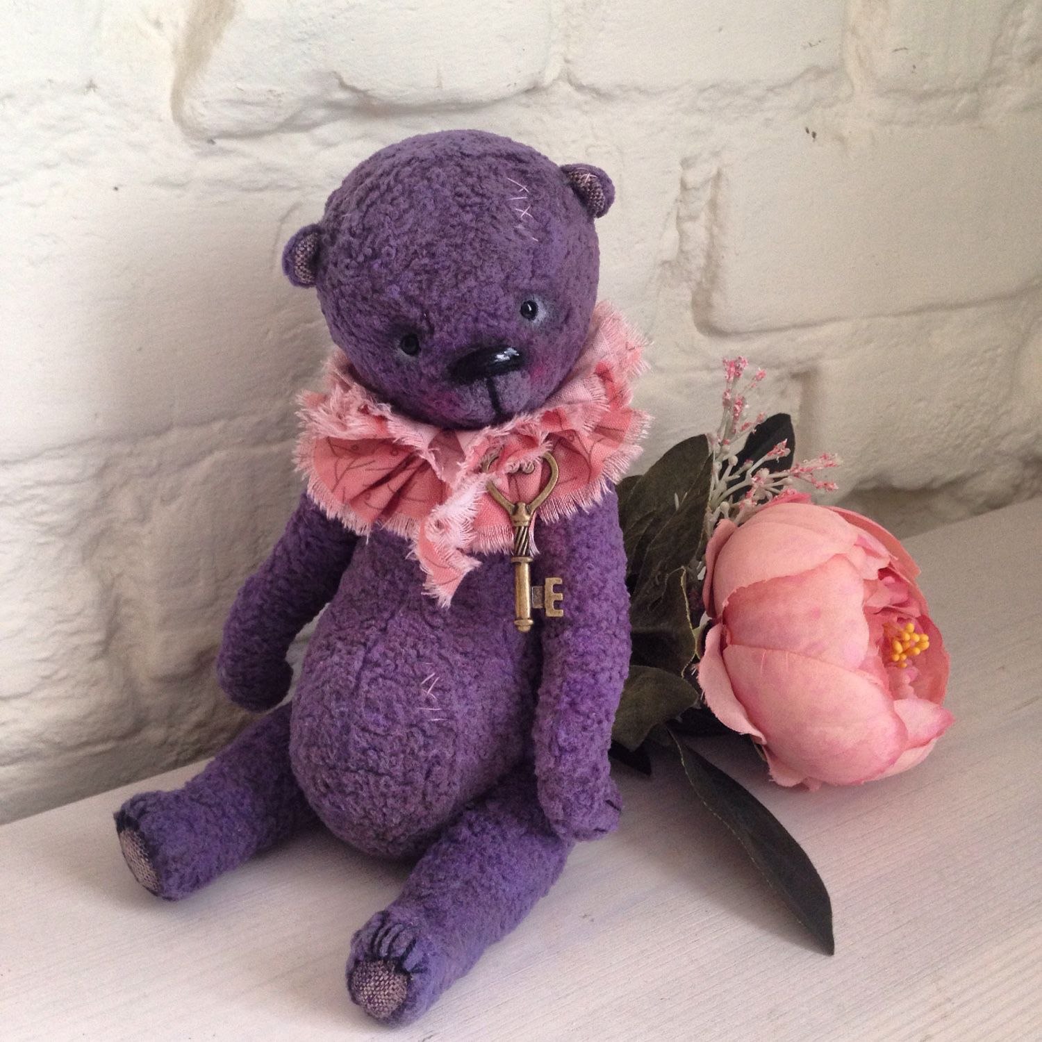 Фиолетовый мишки игру. Мишка Тедди фиолетовый Валдберри. Фиолетовый плюшевый мишка. Сиреневый мишка. Мишка сиреневый плюшевый.