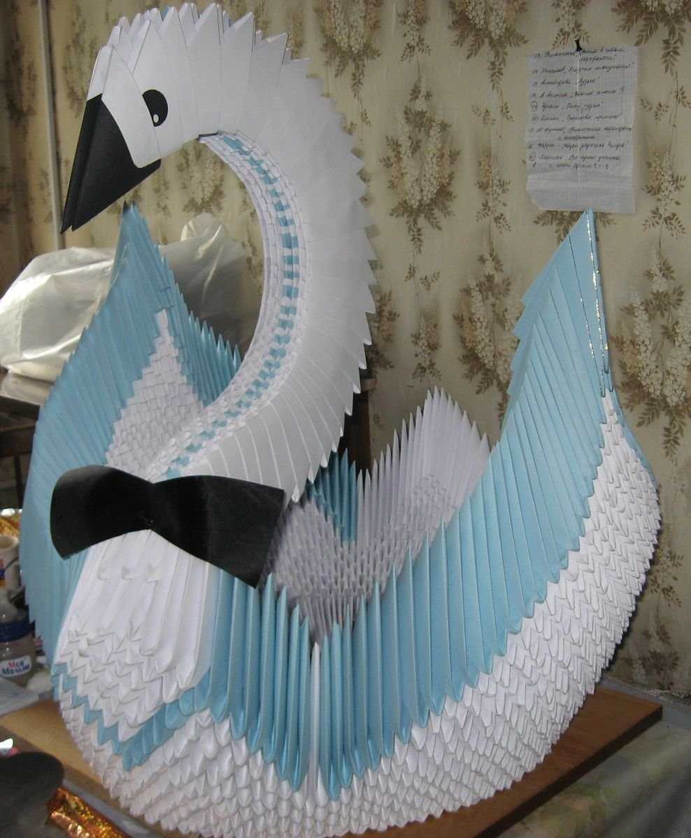 Бумажный лебедь. Лебедь шипун оригами. Свадебные лебеди модульное оригами. Поделка лебедь из бумаги. Модульное оригами лебедь.