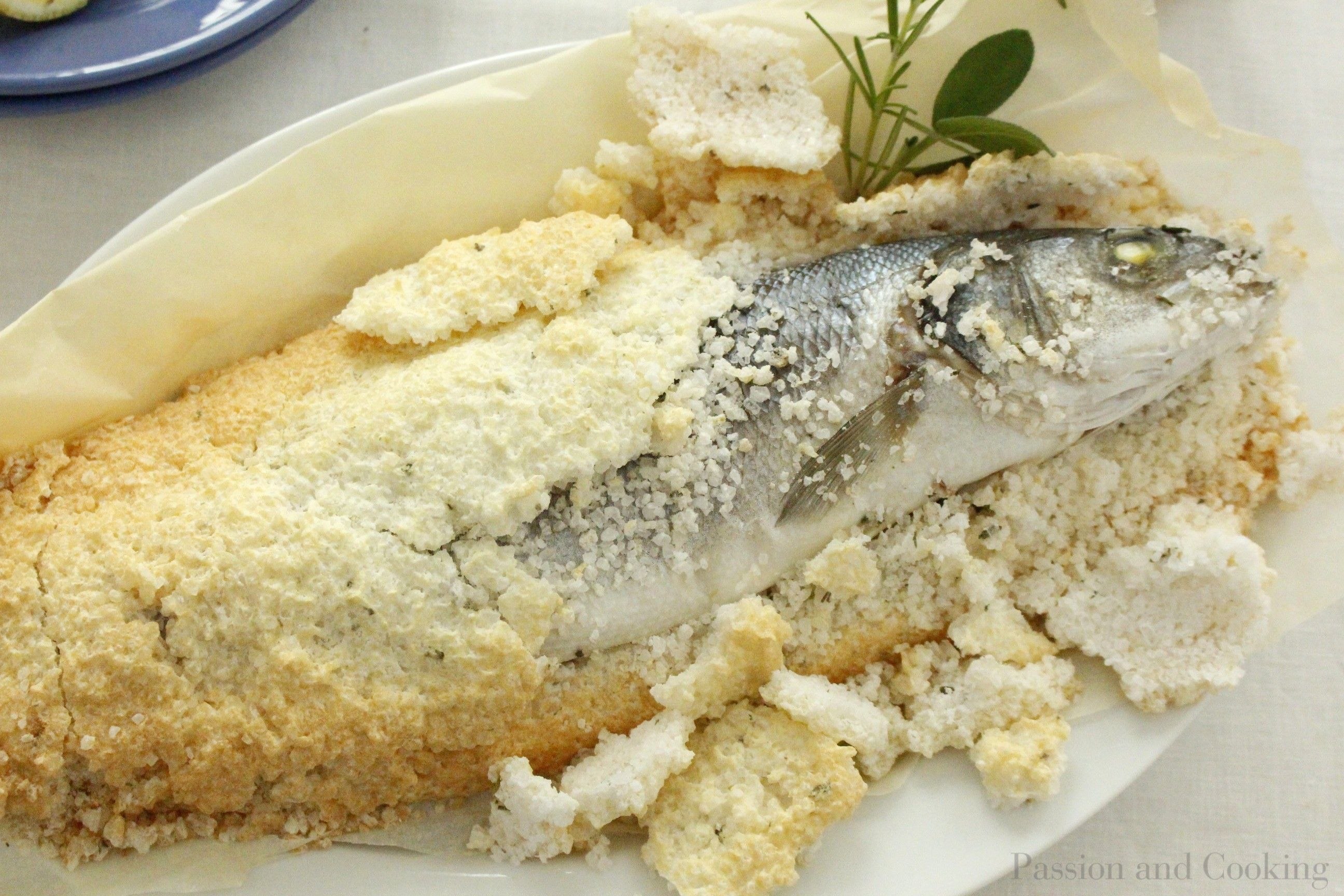 Жарка рыбы на соли. Salt crust Seabass. Бранзино в соли. Fish food in Salt. Ice-Crusted ground.