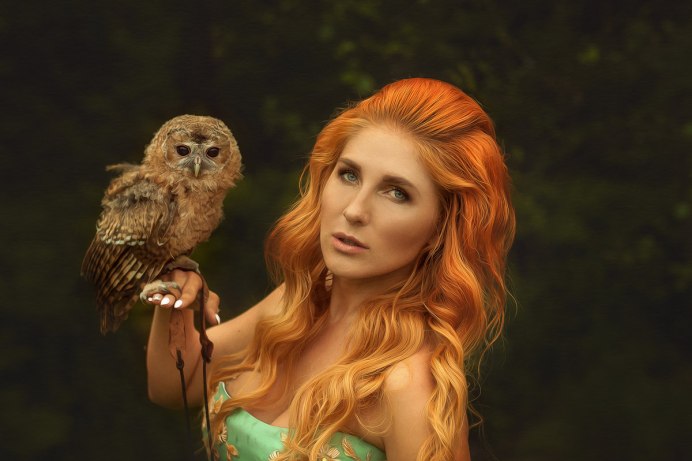 Рыжая девушка с совой