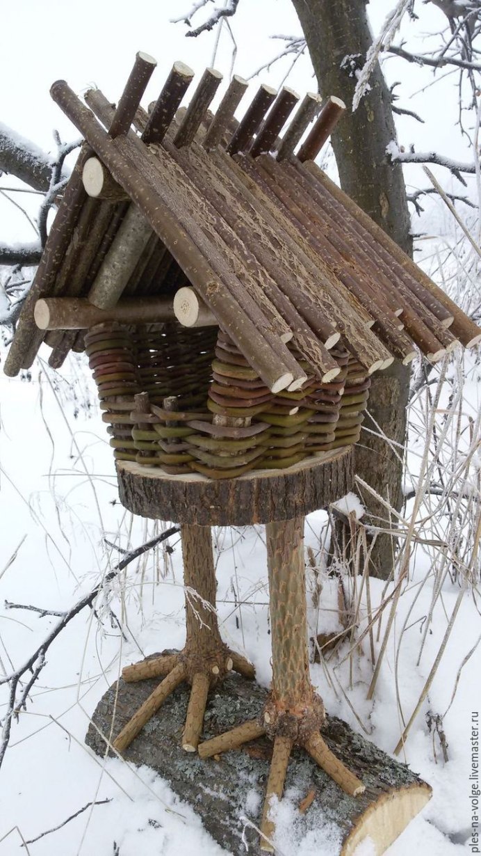 Кормушка для птиц из веток