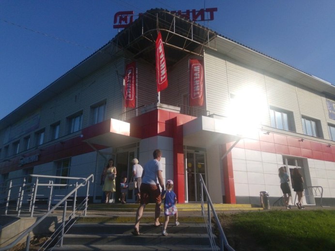 Фламинго ест Рачков