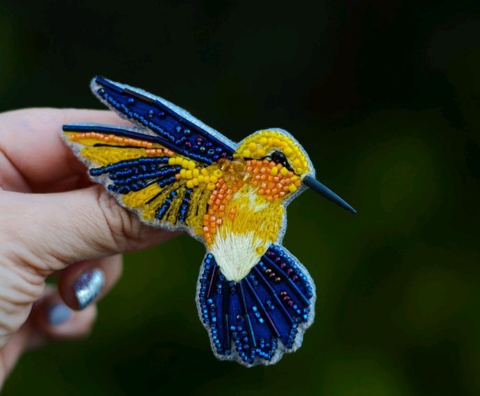 Птичка на белом фоне