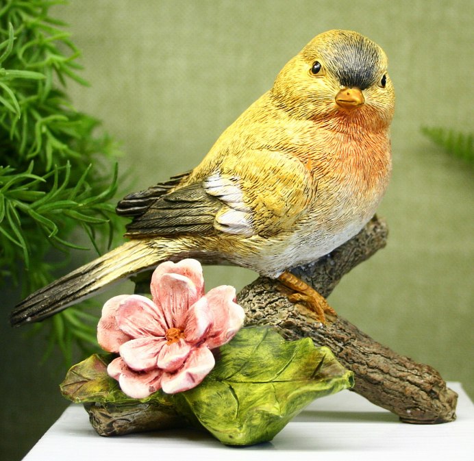 Декоративные птицы на ветках