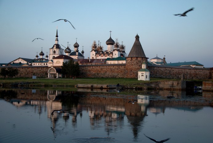 Священник на берегу