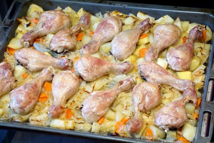 Курица запеченная с головой куклы