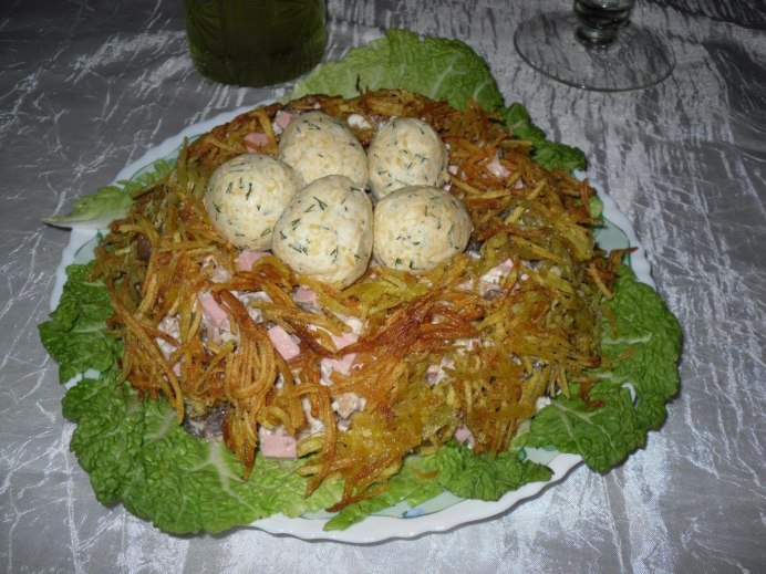 Серая куропатка с птенцами