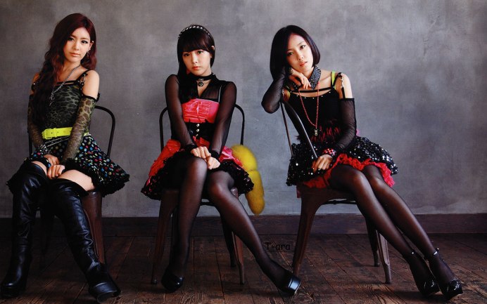 Попугай ара синий желтый