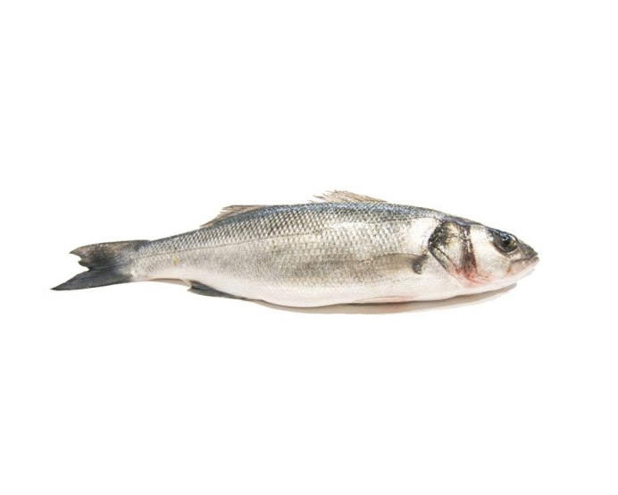Морской окунь, запеченный в соли