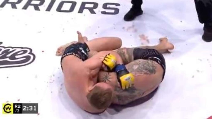 Змея обвивает человека