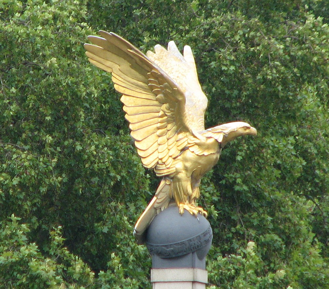 скульптура орла фото