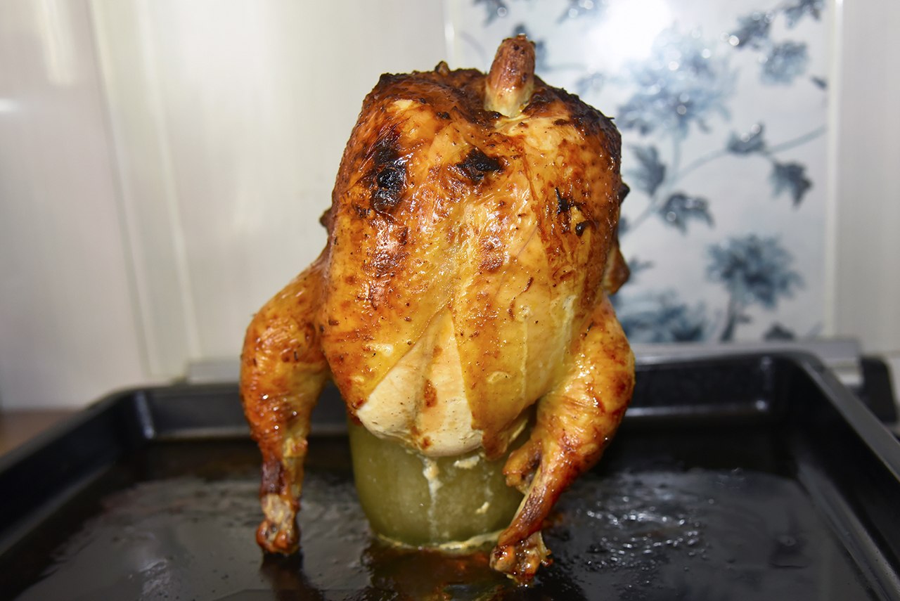 Курица в духовке рецепт с фото пошагово. Курица на банке. Курица в банке в духовке. Курица на бутылке в духовке целиком с хрустящей корочкой.