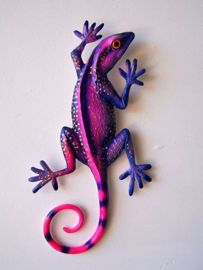 Фиолетовый динозавр ящер