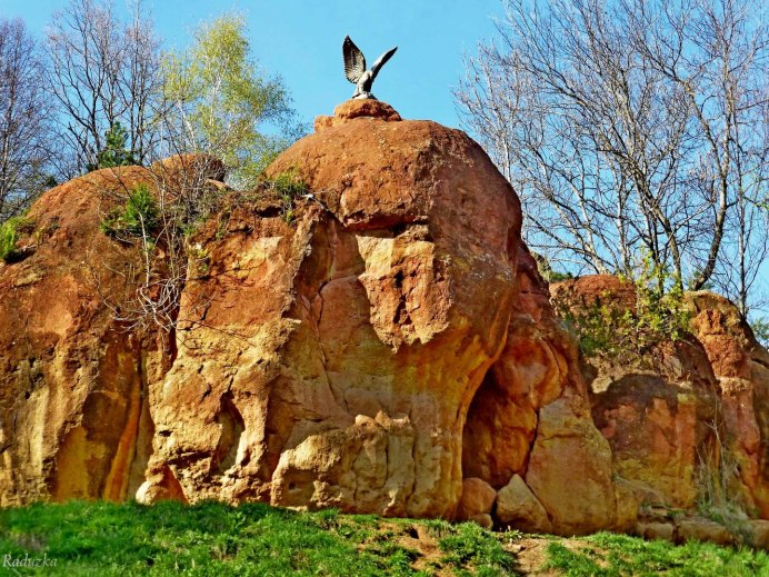 Орел камень с надписью