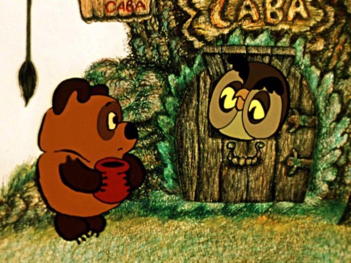 Сова поворачивает голову