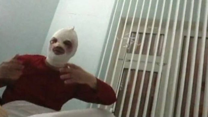 Сова обнимает человека