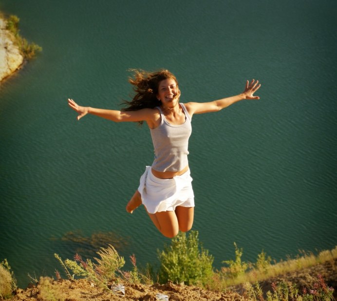 Пингвин выпрыгивает из воды