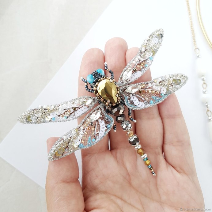 Обычная Стрекоза бело черная