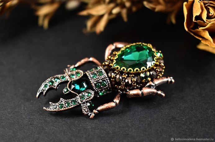 Поза жука скарабея фото