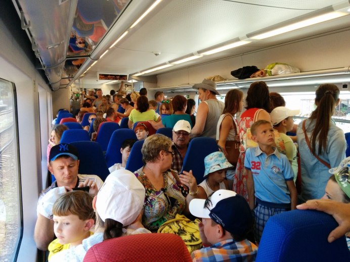 Электричка много народу