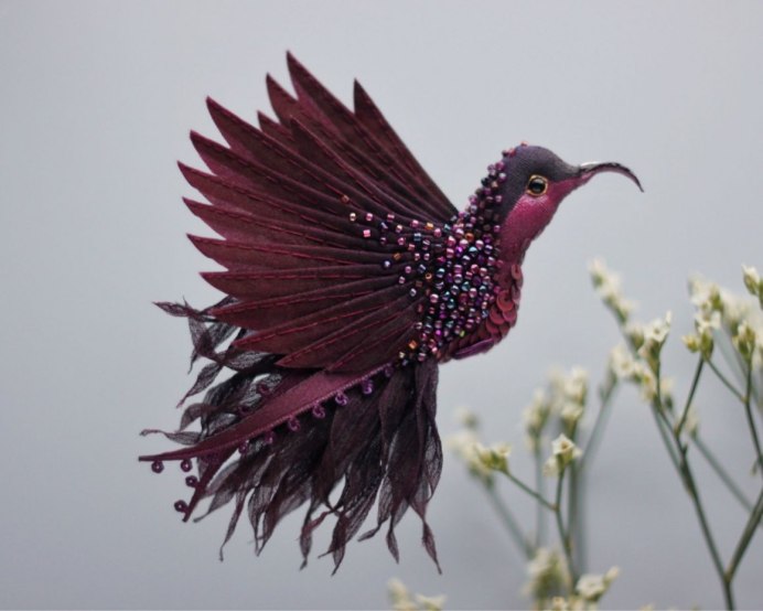 Бордовая птица