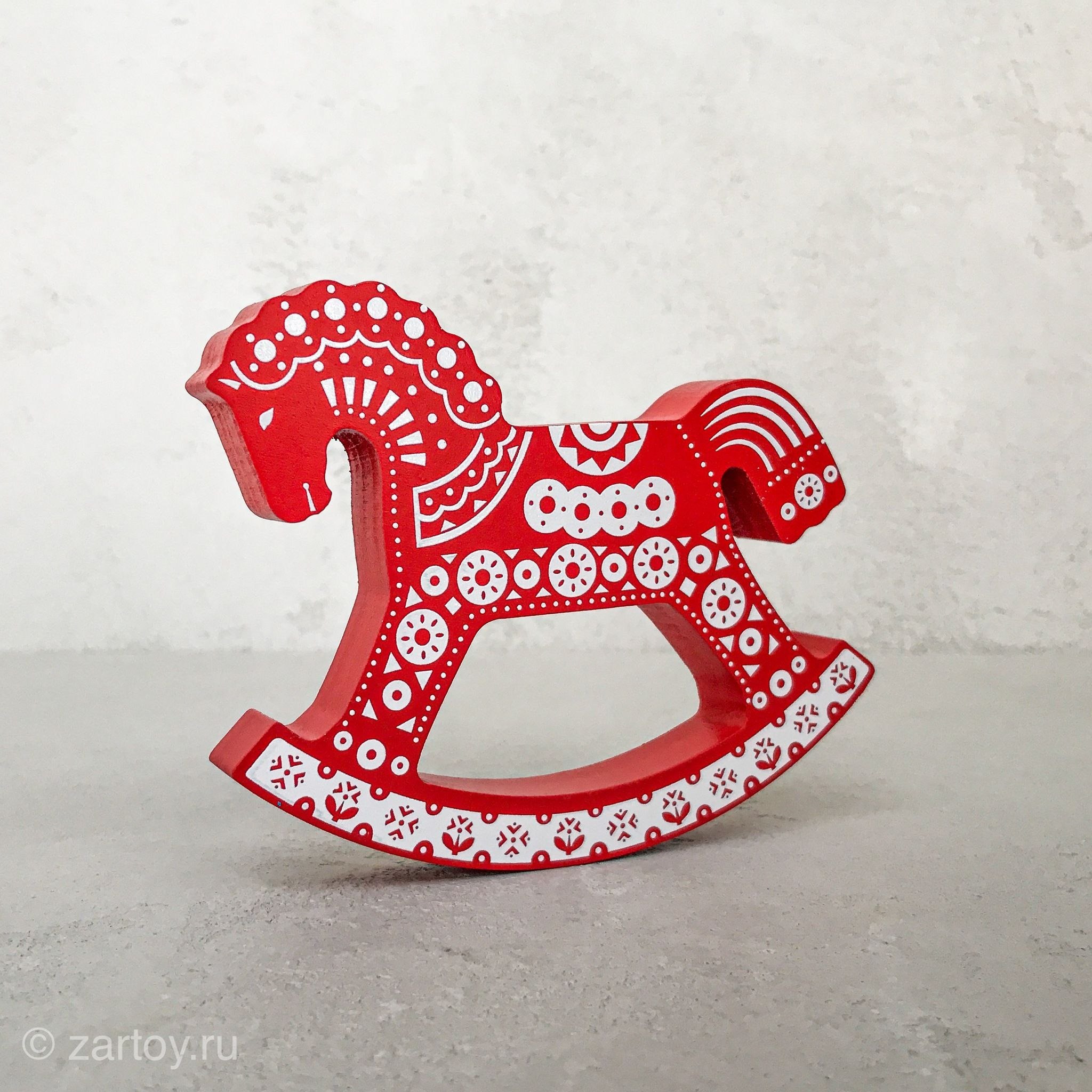 Коник москва. Красная деревянная лошадка. Деревянные игрушки лошадка красная. Лошадка качалка красная. Деревянный Коник.