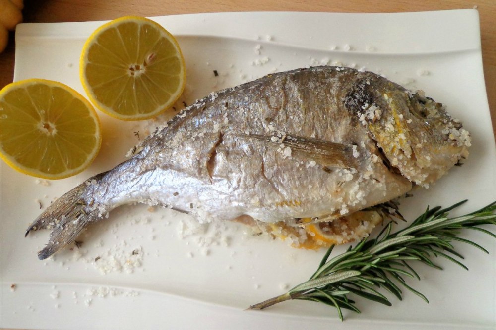 Дорадо в соляной корочке