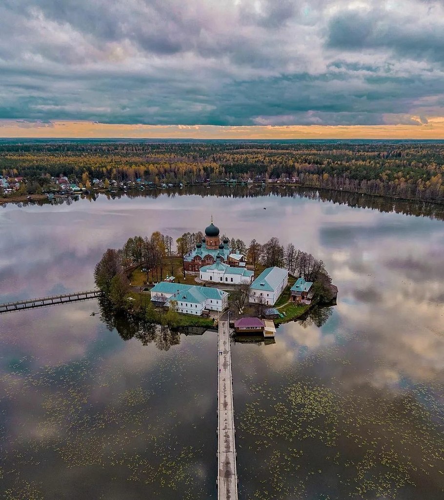 Свято-Введенский островной монастырь
