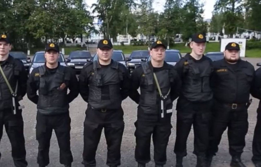 Строй охранников