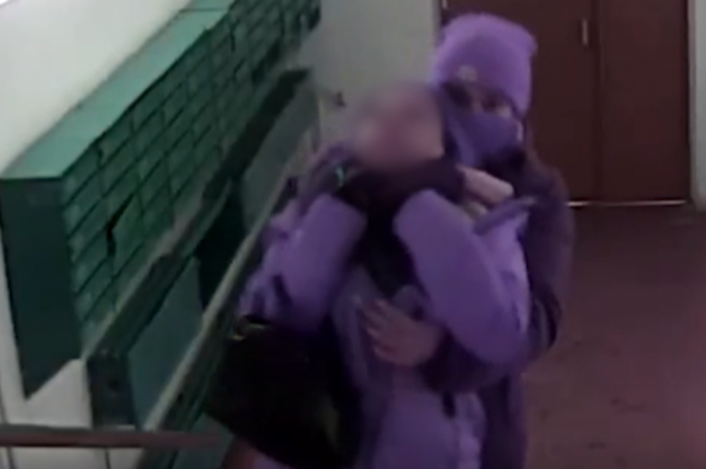 В подъезде напали на женщину