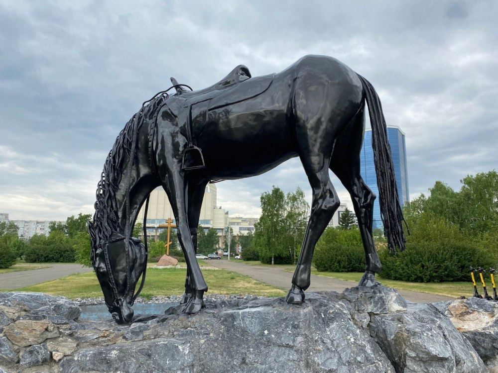 Памятник лошадь белая Красноярск
