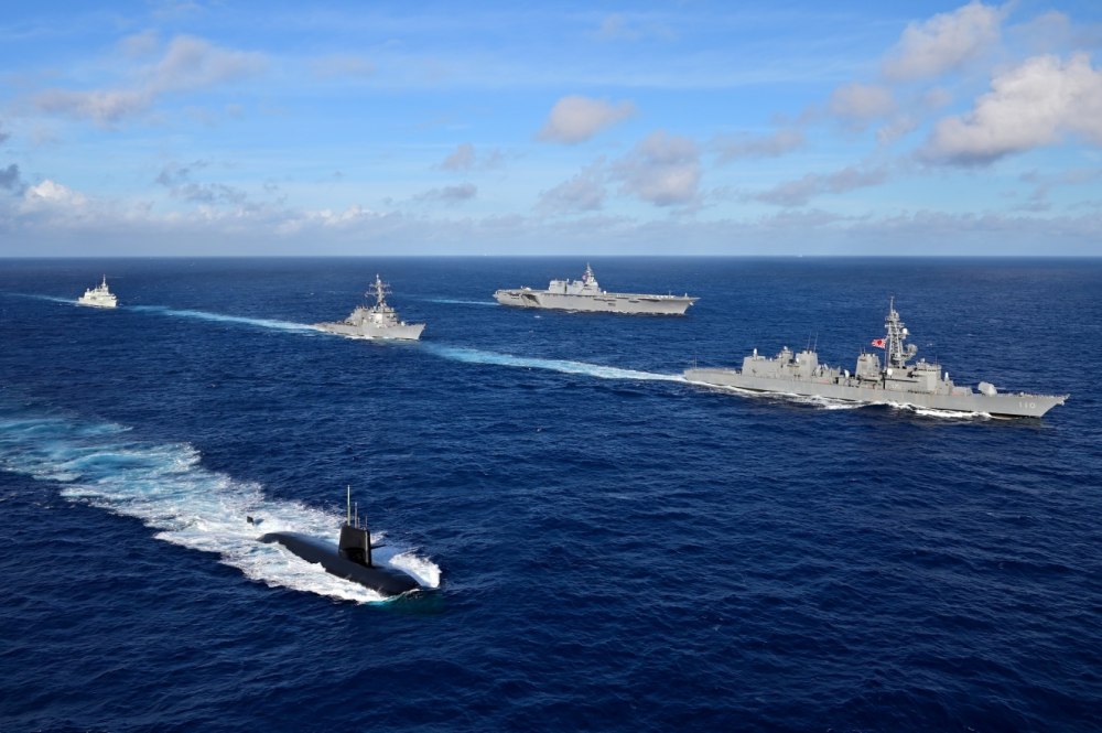 Военные корабли сопровождают подводную лодку в море