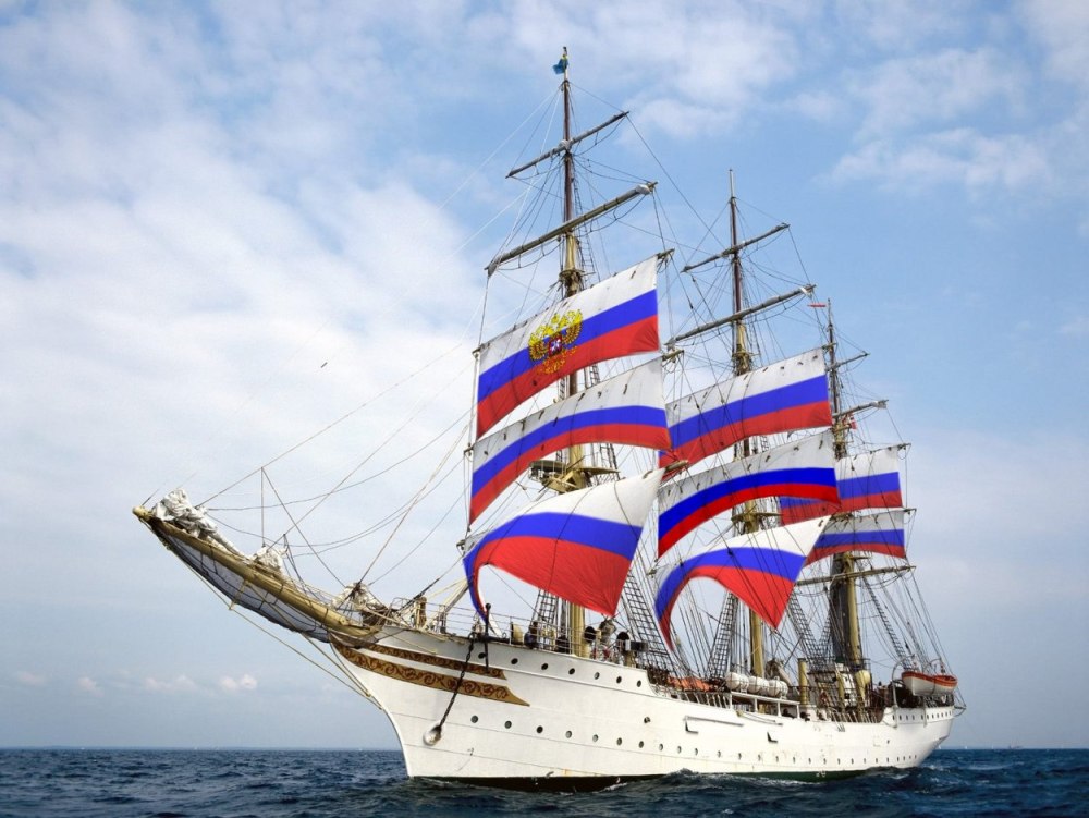 Российский флаг на корабле