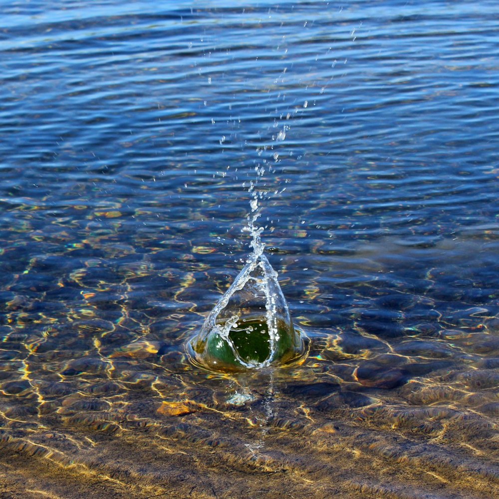 Камень падает в воду