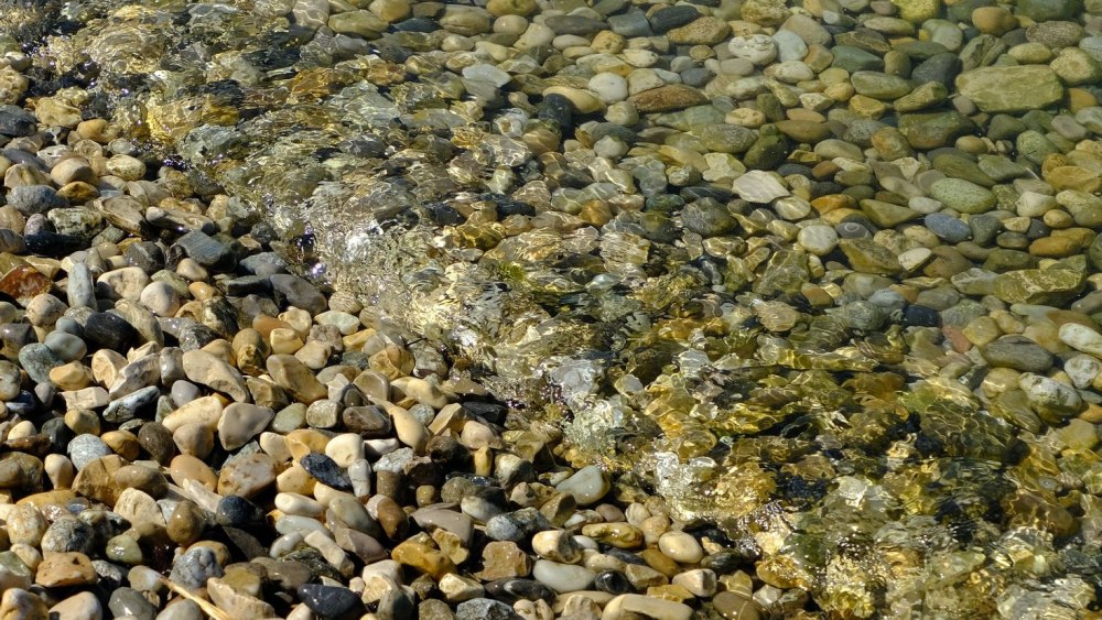 Камни в воде